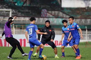 Tuấn Anh trở lại, HA Gia Lai áp đảo đội tuyển