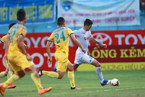 Vòng 23 V-League: Nhìn nhau mà đá!