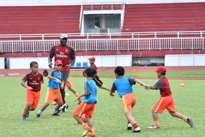 Sol Campbell muốn dạy bóng đá tại Việt Nam 