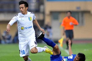 Cú đánh chỏ và bài học nhớ đời của Văn Quyết!