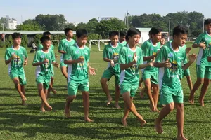 Cầu thủ Nutifood không mang giày đá với đối thủ Nhật