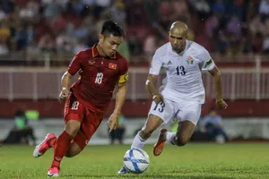 Anh Đức chạy đua giành bóng vàng với Đinh Thanh Trung