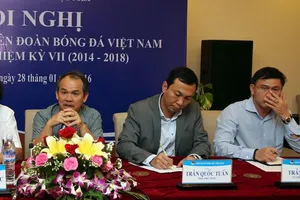 Bầu Tú: 'Bầu Đức đừng bỏ bóng đá!'