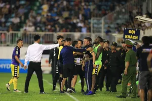 Quân bầu Hiển bị phạt nặng, chỉ phạt sân của bầu Đức