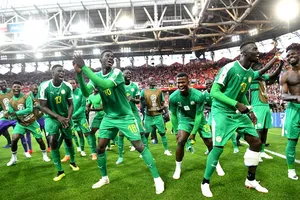 Sư tử Senegal lại đánh gãy cánh đại bàng trắng Ba Lan