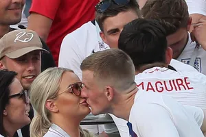 Cầu thủ Anh hôn say đắm vợ và bạn gái sau cơn mưa gôn!