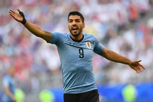 Suarez “nổ” tưng bừng, HLV Cherchesov không mắc cỡ