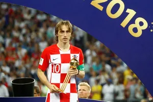 Modric buồn rầu nhận quả bóng vàng World Cup 2018