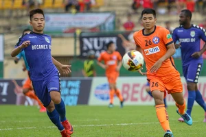 Thầy trò Trần Minh Chiến vừa đá vừa chạy