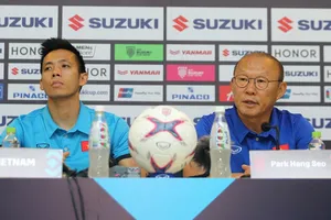 VFF thoát án đốt pháo sáng, vẫn bị AFF phạt 10.000 USD