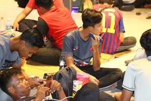 Nóng: Chùm ảnh CĐV Malaysia khổ sở thức đêm mua vé chung kết