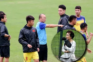 Vợ ông Park cổ vũ chồng ở buổi tập đầu tiên của đội U-23 VN