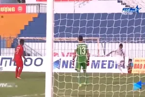 Báo ngoại mỉa mai pha đá phản lưới nhà của Văn Quân 