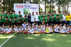 Phan Thanh Bình 'ganh tị' chiều cao cầu thủ học viện NutiFood