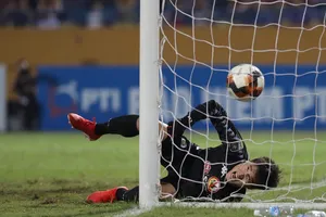 Thủ môn Tiến Dũng ăn may, Đức Chinh có thể mất suất lên tuyển