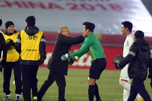 Thủ môn Bùi Tiến Dũng chơi V-League thế sao lên tuyển?