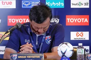 Bại trận trước thầy Park, ông Sirisak từ chức HLV Thái Lan