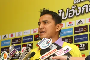 Nhìn sang ông Park, cựu tiền đạo Kiatisak lo cho bóng đá Thái