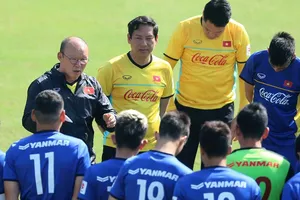 Từ chiến tích của Kiatisak bỗng ngại ngùng cho ông Park