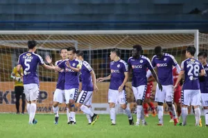 Nóng: Hà Nội tái chiếm ngôi đầu, B. Bình Dương lâm nguy