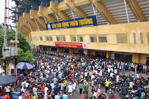 'Cháy' chỗ ngồi xem quân bầu Đức đại náo sân Thiên Trường