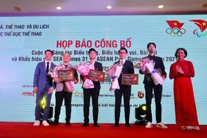 Hoa hậu Hoàn vũ 2017 H'Hen Niê đồng hành với niềm tự hào VN
