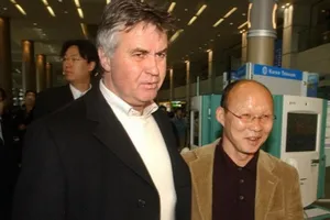 Sau trận hòa Thái, ông Park ‘đấu tay đôi’ Guus Hiddink
