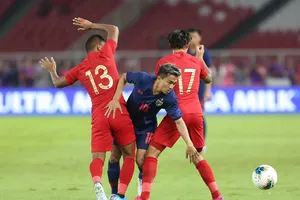 HLV Nishino 'nổ' vang trời, McMenemi sắp mất ghế