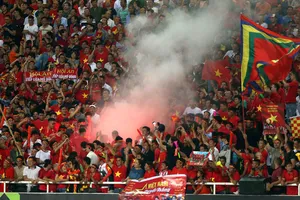 Hiểm họa pháo sáng và nguy cơ của thầy trò Park Hang-seo