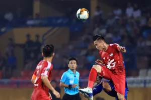 Hai lần thổi có lợi cho Viettel, trọng tài ‘bẻ còi’ nhận gì?