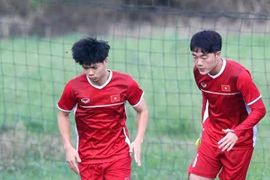 Mất ba tiền vệ, ông Park rối