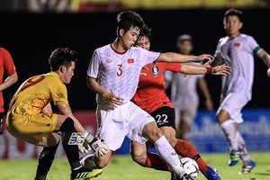 Thầy trò 'phù thủy trắng' Troussier thua nhẹ Hàn Quốc 1-2 