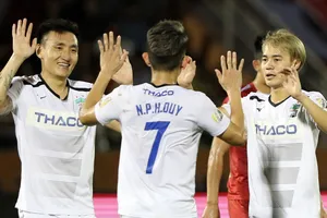 HA Gia Lai đá thật, nhà vô địch Hà Nội thua to