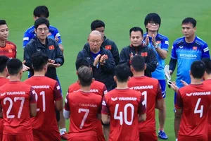 Biểu cảm vui nhộn của thầy Park khi đón các nhà vô địch