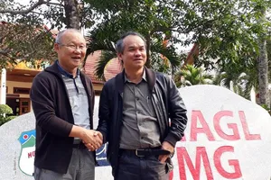 Sau bầu Đức, ai trả lương cho ông Park và cộng sự?