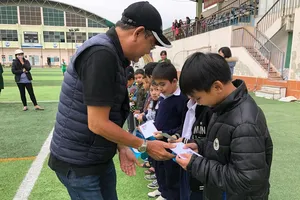 NSND Việt Anh và Hội hữu nghị TP.HCM đến với trẻ em nghèo