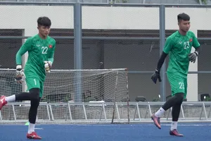 Thủ môn Bùi Tiến Dũng ra sân gặp Singapore hay Văn Toản?