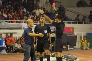 Trọng tài rút thẻ đỏ phạt ông Park đúng hay sai luật?