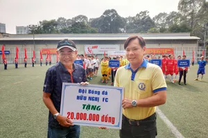 NSND Việt Anh chơi bóng từ thiện với các nhà vô địch SEA Games