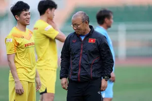 Ông Park hồi hộp chờ Đình Trọng đi bệnh viện khám chấn thương 