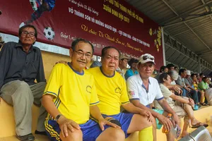 Võ Thành Sơn và NSND Việt Anh lo tết cho cựu tuyển thủ nghèo