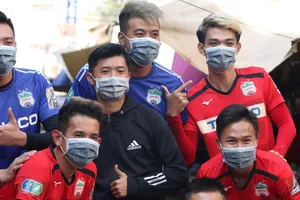 'Lính' bầu Đức tặng khẩu trang miễn phí ở chợ Pleiku