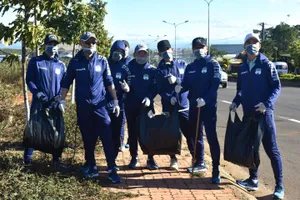 Cầu thủ HA Gia Lai dọn rác ở Hàm Rồng, phòng dịch COVID-19