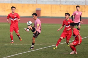 Dàn tuyển thủ Việt Nam giao đấu trên sân Hàng Đẫy