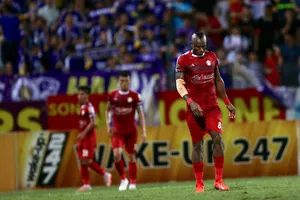 Các CLB V-League ‘khóc ròng’ vì sân bóng đóng cửa