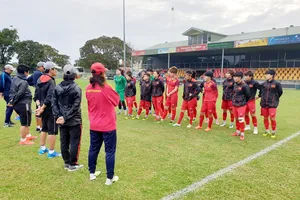 Xông đất Úc, tìm cách phá bĩnh trận lượt đi play off