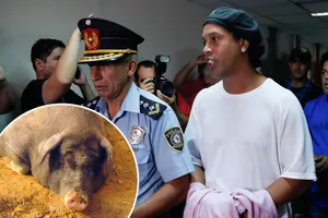 Ronaldinho ghi 5 bàn giúp bạn tù vô địch, nhận thưởng heo sữa 