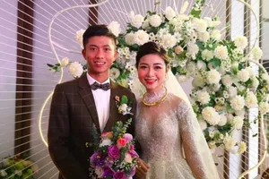 Clip: Phan Văn Đức làm 'bụng bầu' tặng vợ sau bàn thắng quý