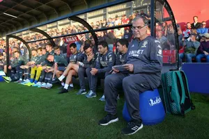 HLV và cầu thủ giảm hoặc không nhận lương để cứu CLB mùa dịch