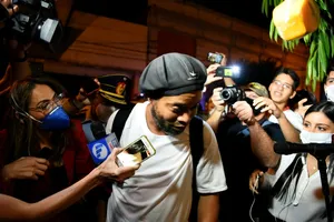 Ronaldinho rời nhà tù và bị nhốt trong khách sạn sang trọng